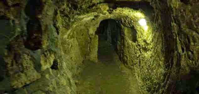 Αστρικές πύλες στη σπηλιά του Δίστομου στη Βοιωτία