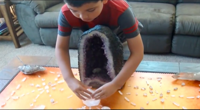 8χρονος Μετατρέπει Σκοτεινή Ενέργεια σε Φως με κρυστάλλινα πλέγματα (video)