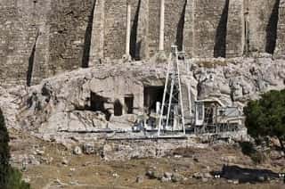 αθέατα σπήλαια της Ακρόπολης