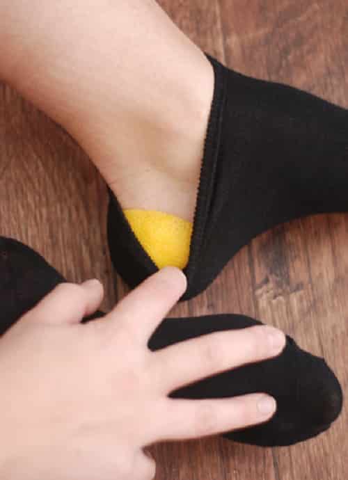 Έβαλε μια φλούδα λεμονιού στην κάλτσα της