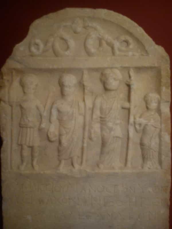 H αρχαία ανάγλυφη στήλη της Φλώρινας με τον Αλέξανδρο ως θεό