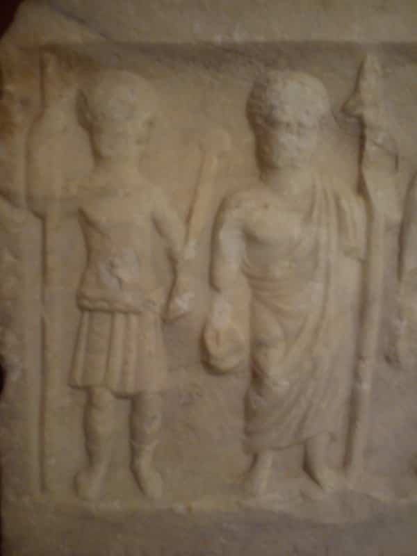H αρχαία ανάγλυφη στήλη της Φλώρινας με τον Αλέξανδρο ως θεό