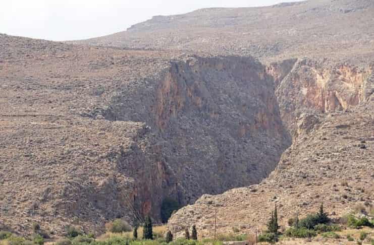 Τι είναι το «Φαράγγι των Νεκρών» στην Κρήτη με τα Απόκρημνα Σπήλαια των Μινωιτών που έγιναν δημοφιλής πεζοπορικός προορισμός