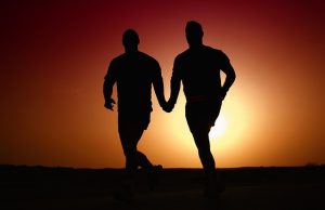 Γιατί οι γκέι είναι αναγκαίοι στην Νέα Τάξη Πραγμάτων, σύμφωνα με τον δημοσιογράφο Randy Enge