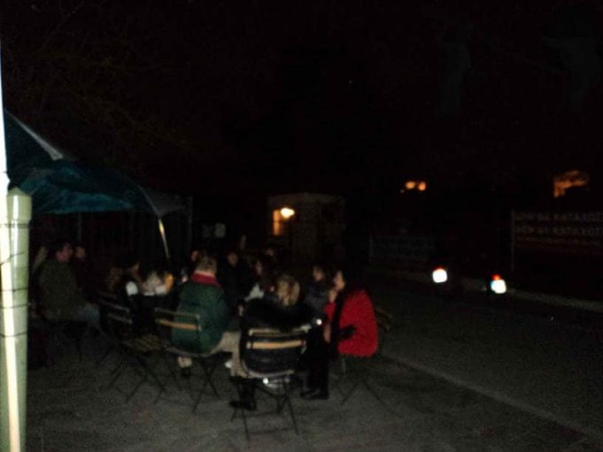 Η παράξενη μορφή στον Βωμό των 12 Θεών Νύχτα, περιφρούρηση στο Βωμό των 12 Θεών