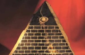 Τα ΜΥΣΤΙΚΑ του ΠΑΝΟΠΤΗ ΟΦΘΑΛΜΟΥ με την ΕΛΛΗΝΙΚΗ ΓΡΑΦΗ πυραμίδα με τον πανόπτη οφθαλμό στην κορυφή