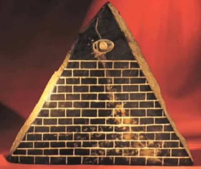 πυραμίδα με τον πανόπτη οφθαλμό στην κορυφή