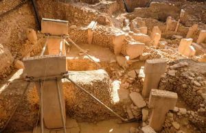 Αρχαιολόγος Ξεδιπλώνει τα Μυστήρια του Göbekli Tepe Τμήμα από τον αρχαιολογικό χώρο του Göbekli Tepe