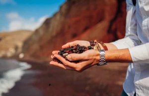 Αιγιής: Ένας Πολιτισμός που Χάθηκε Άδοξα γυναικεία χέρια σε ενωμένες χούφτες