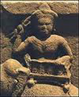Ίντρα. Ένας βασικός θεός στην ινδουιστική μυθολογία, αντίστοιχος του Δία. Στο χέρι του κρατάει ένα Βάζτρα, δηλαδή ένα ЭIЄ.