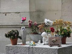 Γιατί ο τάφος του JIM MORISSON έχει Ελληνική Επιγραφή;