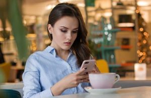 SITES με ΕΝΤΕΛΩΣ ΔΩΡΕΑΝ ΠΡΑΓΜΑΤΑ γυναίκα κοιτάζει το κινητό της