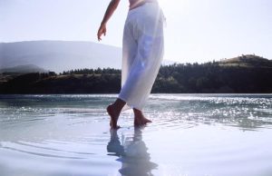 Η Γέννηση και τα Θαύματα του Απολλώνιου Τυανέα περπατάει στο νερό