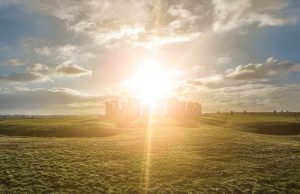 Η Θερινή Τροπή του Ήλιου και οι Ψυχές Στόουνχεντζ ενάντια στον ήλιο, Wiltshire της Αγγλίας