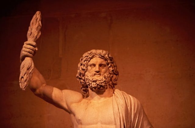 Άγαλμα του Δία κρατάει κεραυνό