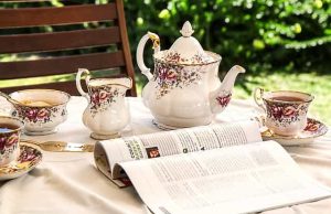 Τσάι Βουνού vs Πράσινο Τσάι. Μία μεγάλη κόντρα; σετ τσαγιού στο τραπέζι