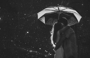 Απαγορευμένος Έρωτας και Οδηγίες Χρήσης ο απαγορευμένος έρωτας ενός ζευγαριού κάτω από μία ομπρέλα τη νύχτα