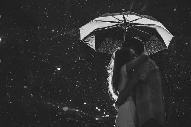ο απαγορευμένος έρωτας ενός ζευγαριού κάτω από μία ομπρέλα τη νύχτα