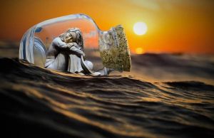 Η ΑΠΑΤΗ της ΕΛΠΙΔΑΣ η ελπίδα σε μπουκάλι στη θάλασσα