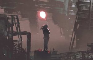 Η Κατακερματισμένη Πόλη Γυναίκα με φωτεινό μπαλόνι στην Κατακερματισμένη Πόλη