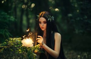 Τετράφυλλο Τριφύλλι: Οι Νεράιδες η Παράδοση και η Πρόληψη νύμφη των δασών με μακριά μαλλιά