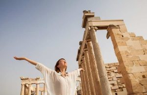 Γιόρταζαν οι αρχαίοι Έλληνες την Πρωτοχρονιά; γυναίκα στον Παρθενώνα