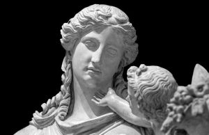 Θεανώ: Η διασημότερη γυναίκα αστρονόμος κοσμολόγος της αρχαιότητας Μαρμάρινη κεφαλή νεαρής γυναίκας