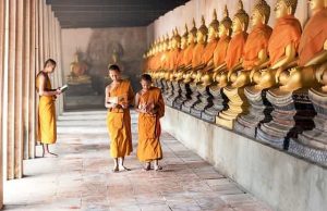 Αλλες ΘΡΗΣΚΕΙΕΣ στην ΕΛΛΑΔΑ: ΘΙΒΕΤΑΝΙΚΟΣ ΒΟΥΔΙΣΜΟΣ τρεις βουδιστές σε στοά με αγάλματα βουδισμού