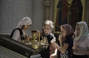 ΓΝΗΣΙΟΙ ΟΡΘΟΔΟΞΟΙ ΧΡΙΣΤΙΑΝΟΙ παιδια ανάβουν κεριά σε εκκλησία