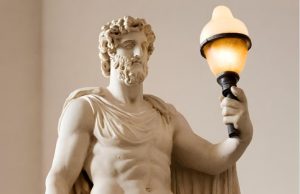 Είχαν Ηλεκτρισμό στην Αρχαία Ελλάδα; Τι περιγράφει ο Παυσανίας άγαλμα κρατάει λάμπα αναμμένη