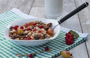 ΚΑΤΑΝΑΛΩΝΟΥΜΕ ανθρώπινα ΕΜΒΡΥΑ από ΕΚΤΡΩΣΕΙΣ; Τι ΛΕΕΙ η NESTLÉ Ελλάδος μπολ γεματο διάφορα δημητριακά και ένα κουτάλι