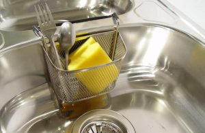 Ξεβουλώστε μόνοι το νεροχύτη σας με δύο καθημερινά υλικά της κουζίνας σας νεροχύτης