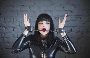 Η ΙΣΤΟΡΙΑ ΤΩΝ ΣΕΞΟΥΑΛΙΚΩΝ ΔΙΑΣΤΡΟΦΩΝ γυναίκα με χειροπέδες και δερμάτινα ρούχα