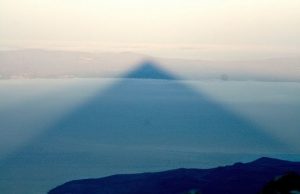 Πυραμίδα του Ταΰγετου. Τεχνητό ή Φυσικό Θαύμα; σκιά από την Πυραμίδα του Ταΰγετου
