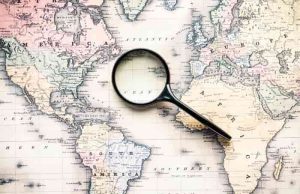 Το Ταξίδι της Ανακάλυψης Χωρίς Περιττά Βάρη Χάρτης και μεγεθυντικός για το ταξίδι