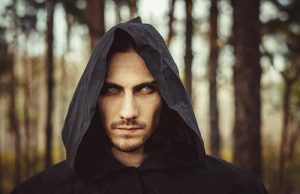 Σκοτεινές Τέχνες. Κυνηγώντας το Αύριο του Χθες Ο μάγος του «Κυνηγώντας το Αύριο του Χθες»