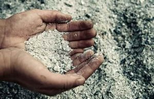 Γιατί να μην πετάμε την στάχτη από το τζάκι: Πόσα πράγματα μπορούμε να κάνουμε