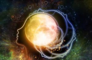 Ψίθυροι των Θεών οι ψίθυροι των θεών μέσα στο κεφάλι της