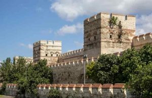 Ποιοί «Άνοιξαν την Κερκόπορτα» και πως Συνέβη η Άλωση της Πόλης Ιστορικά τείχη της πόλης στην Κωνσταντινούπολη