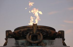 Το ιερό πυρ (άγιο φως) κατά τους αρχαίους και νεότερους χρόνους μεταλλικό κυκλικό βάθρο όπου καίει φωτιά Το ιερό πυρ