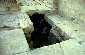 Η «Απαγορευμένη» Ακρόπολη των Αθηνών: Κρυφές Είσοδοι