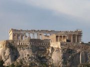 Πάνω από την Ακρόπολη δεν πετάνε πουλιά αλλά προσγειώνονται;