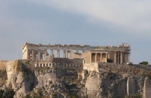 Πάνω από την Ακρόπολη δεν πετάνε πουλιά αλλά προσγειώνονται;