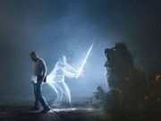 Προστασία Ψυχικής Επίθεσης από Αρνητικές Αστρικές Οντότητες Ενας άντρας με Βίβλο δέχεται επίθεση