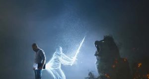 Προστασία Ψυχικής Επίθεσης από Αρνητικές Αστρικές Οντότητες Ενας άντρας με Βίβλο δέχεται επίθεση