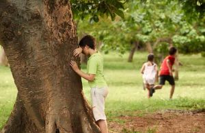 Τα Παιχνίδια που Έπαιζαν στην Αρχαία Ελλάδα (από κρυφτό μέχρι μπάσκετ ! ! ! ) παιδιά που παίζουν κρυφτό