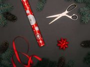 Κατεβάστε Χριστουγεννιάτικες κατασκευές με χαρτόνι χριστουγεννιάτικο ρολό χαρτί περιτυλίγματος κορδέλα και ψαλίδι
