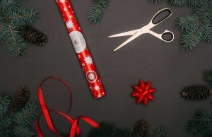 Κατεβάστε Χριστουγεννιάτικες κατασκευές με χαρτόνι χριστουγεννιάτικο ρολό χαρτί περιτυλίγματος κορδέλα και ψαλίδι