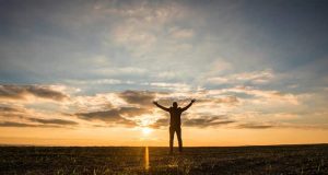 Ηλιοθέαση ή Sungazing. Οφέλη και Κίνδυνοι άντρας κάνει ηλιοθέαση ή αλλιώς sungazing