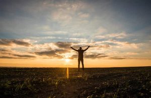 Ηλιοθέαση ή Sungazing. Οφέλη και Κίνδυνοι άντρας κάνει ηλιοθέαση ή αλλιώς sungazing